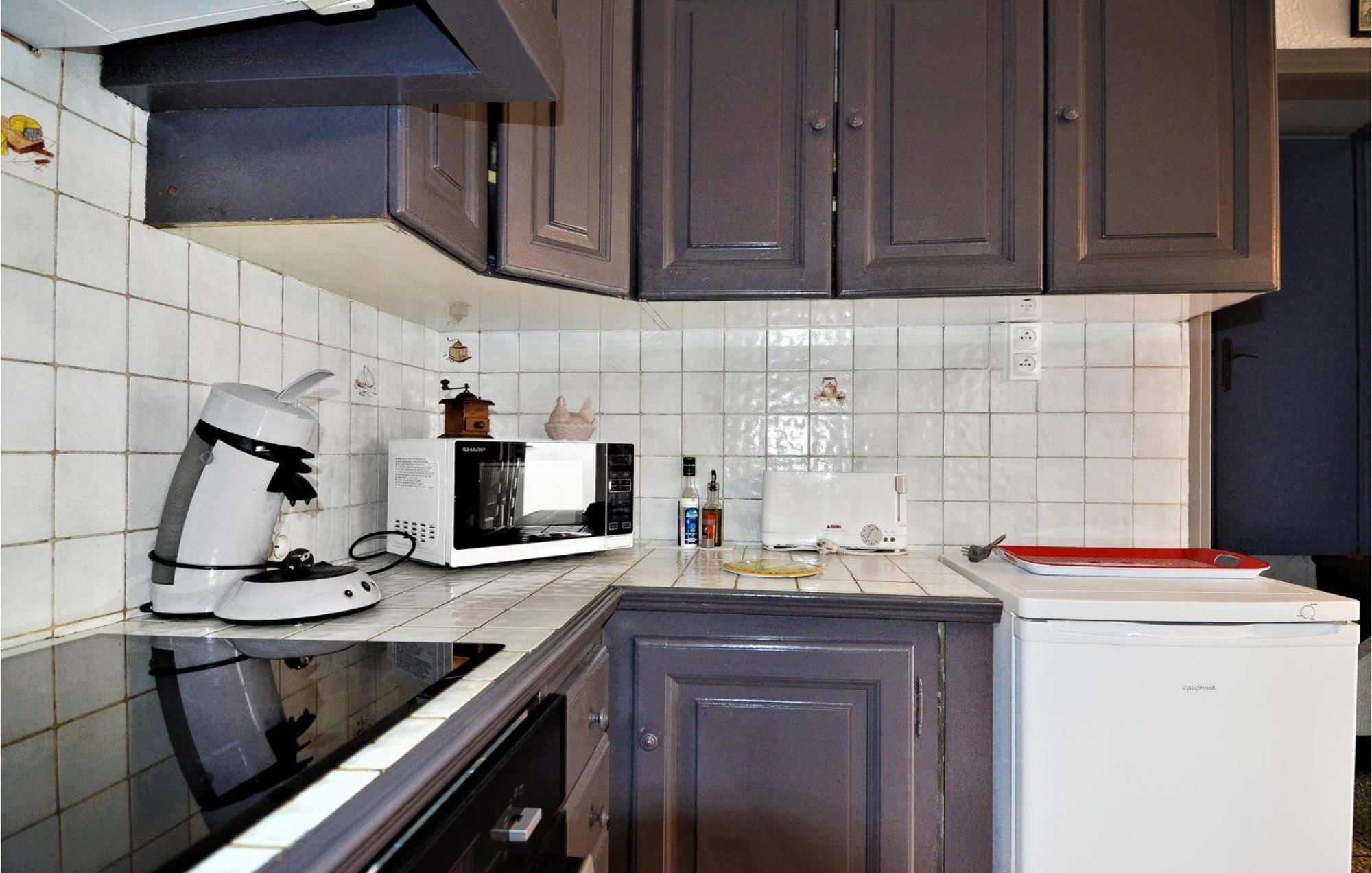 Lovely Home In Arles With Kitchen Buitenkant foto