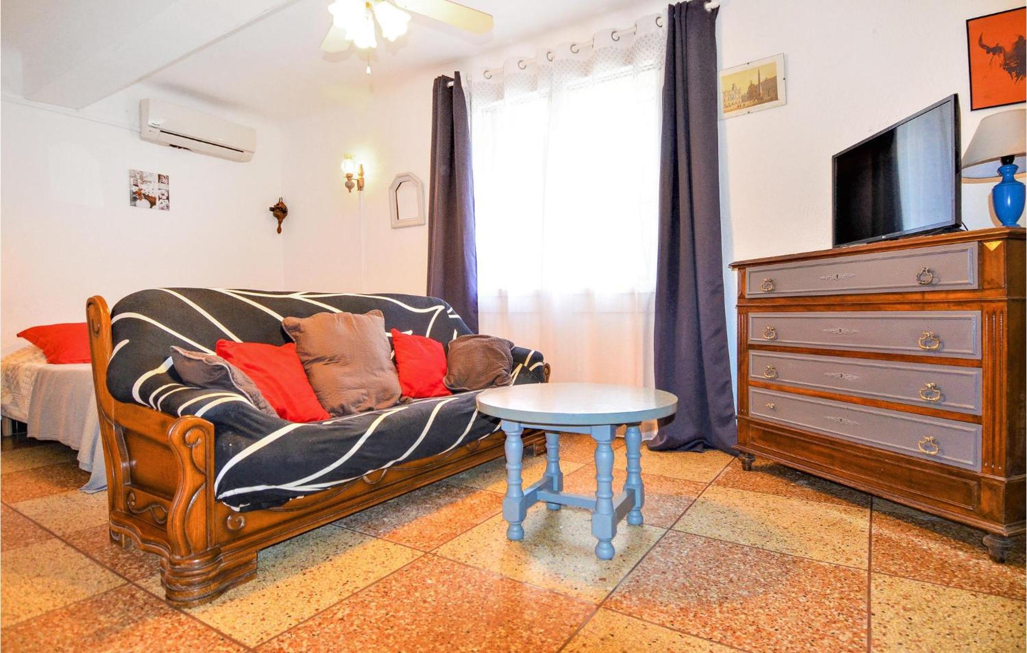 Lovely Home In Arles With Kitchen Buitenkant foto